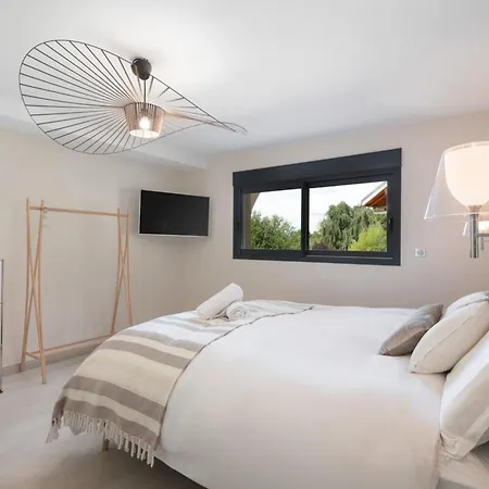 Maison Calypso Luxury Lakefront With Hot Tub & Sauna Tatil Evi *